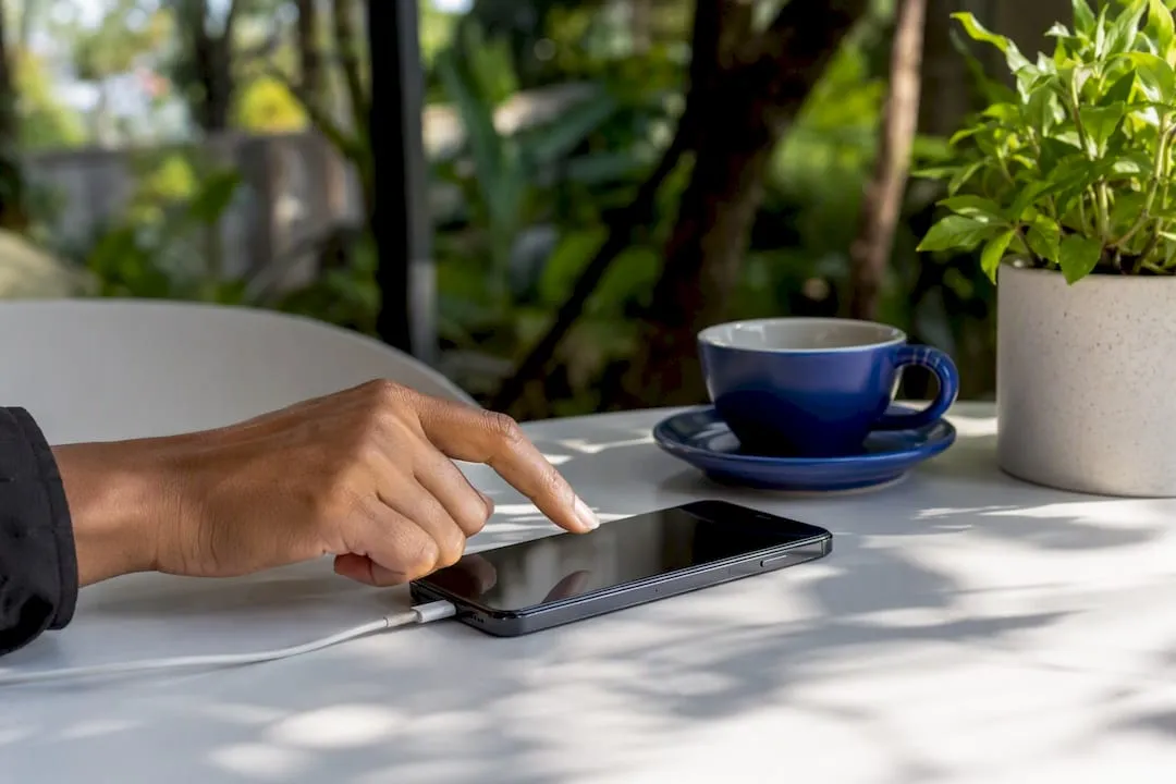 Hand dialing smartphone keypad for forwarding